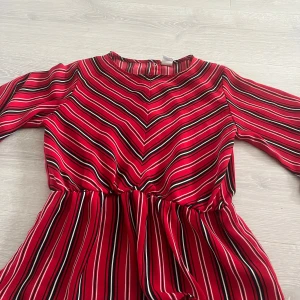 Röd randig blus från Lindex - En barn blus🌸för 50kr.