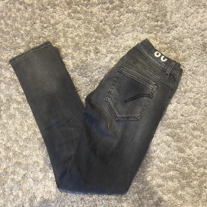 Dondup George jeans  - Tja, säljer mina feta dondup jeans då dom är får för små för mig. Köpte dom på nk för 3199kr och dom passar inte mig nu. Skicket är 9/10. Därför säljer jag de för ett schysst pris