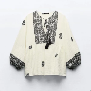 Zara blus med mönster - (Ser ut såhär fast med mörkblått mönster!!) Asfin Zara blus med inga defekter. Säljer pga att den inte kommer till användning, skriv för fler bilder 