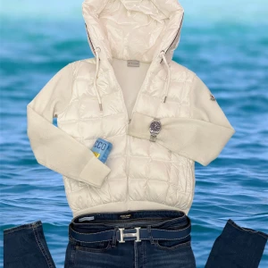 Vit moncler cardigan - Vit moncler cardigan i stl s passar xs bättre, sparsamt använd finns bara en liten grå fläck 🫟 inuti men syns inte 👀när man har på den 🙌, köpt på plick innan för 1700kr. då det är en replika! Pris är inte hugget i sten 🪨 kom med bud, byte eller skriv vid det minsta 🤏byter helst mot en Ralph lauren puffer jacka 🧥 start pris 1300kr 💵