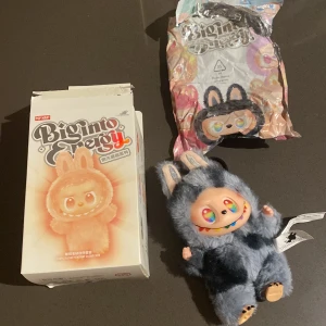 Labubu - En snygg labubu som är secret väldigt svårt att kunna få den för ett underbart pris den är oanvänt vi har kvar box och påse man kan även hänga på väska eller på något liknande väldigt snyggt 