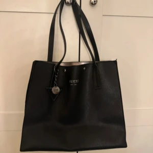 Guess väska - Svart Guess väska!! I nyskick utöver defekten på handtaget (därav priset)💌