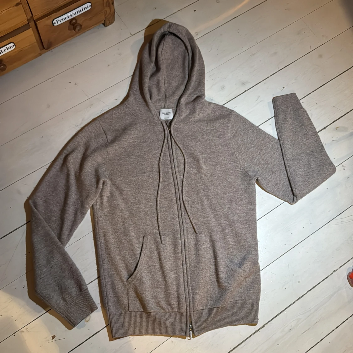 Beige kashmirhoodie från John Henric