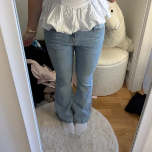 Ljusblå lågmidjade jeans - Säljer dessa low waist bootcut eans från Gina! Köptes för 2 år sedan för cirka 500kr men är knappt använda så dom är i mycket bra skick. 🩷