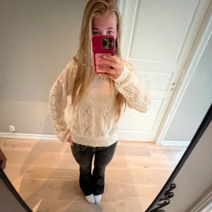 Vit stickad tröja med spetsdetaljer - Superfin vit stickad tröja med snygga spetsdetaljer längs ärmar och framstycke. Tröjan har rund halsringning, ribbade muddar och lång ärm. Perfekt för lager-på-lager och ger en chill men ändå söt vibe. Perfekt nu till hösten! Står storlek L men sitter som en S, är ifrån Zara