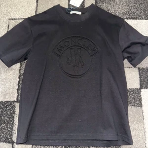 Svart  t-shirt  - Svart T-shirt, helt nytt med prislapp! Storlek: MEDIUM