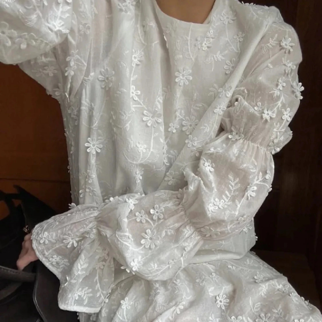 Vit blommig kortklänning med volang