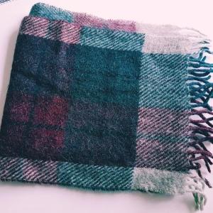 Rutig mohairhalsduk från william scottstinson  - Snygg rutig halsduk från Stinson, handvävd i mjuk mohair. Färgkombinationen går i mörkgrönt, vinrött, beige och inslag av grått. Klassisk fransad kant och riktigt mysig känsla – perfekt för kalla dagar.