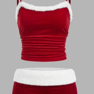 Röd julinspirerad  linnetopp/pyjamas shorts - Superfin röd croppad linnetopp med smala axelband och vit fluffig kant upptill. Perfekt för julens alla tillfällen! Mjuk sammetkänsla och figurnära passform. Snygg att matcha med shorts eller kjol för en festlig look. Jag säljer båda för 75 kr annars 50 kr st. Den röda med vit fluffig kant har blivit lite missfärgad i tvätten så det vita är pyttelite rosa men det syns knappt, skriv för bild på det. Endast använda fåtal gånger