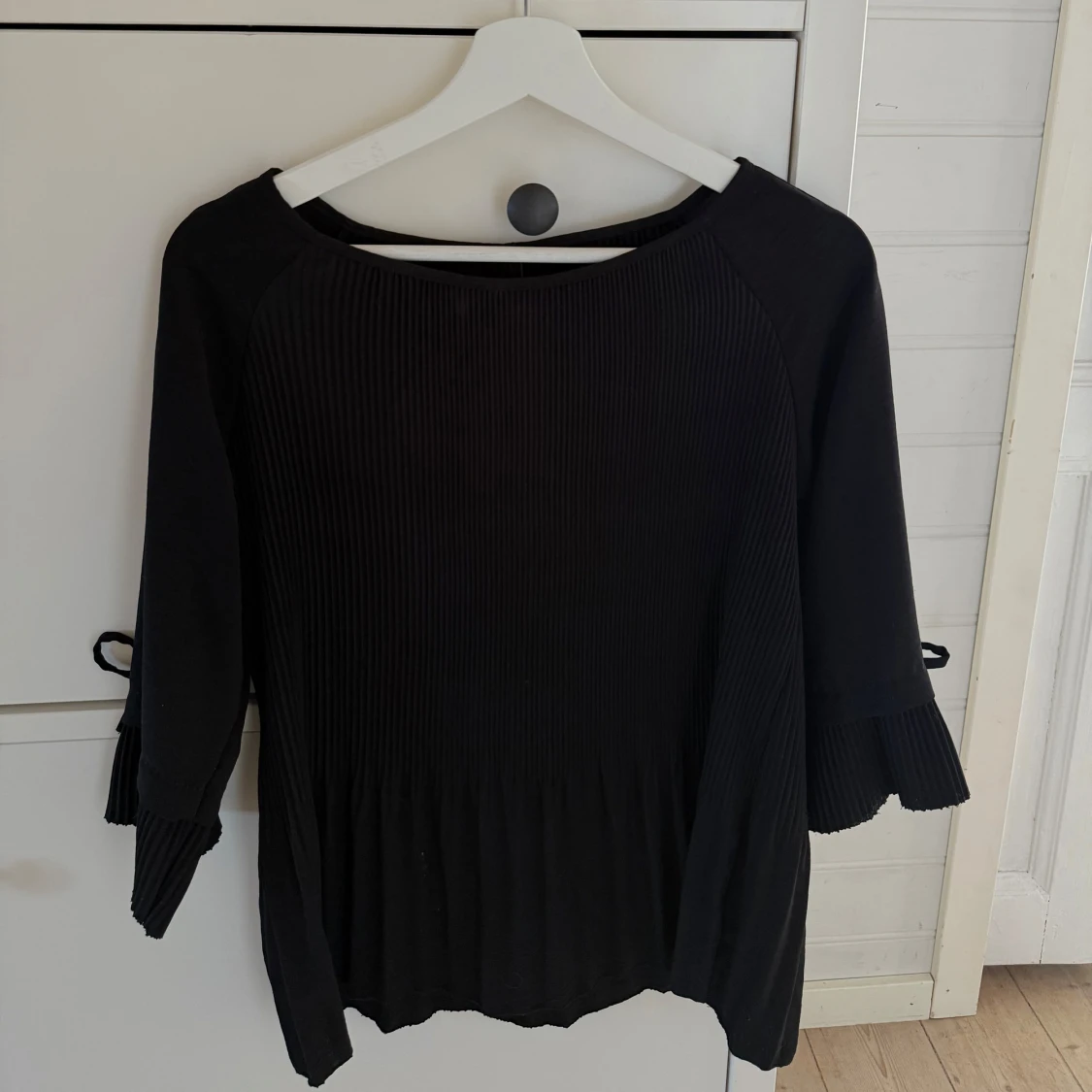 Svart plisserad blus med rosetter - 1