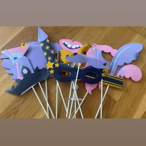 Färgglada partyhattar och masker - Säljer ett gäng roliga partyhattar och masker i papper, perfekta för festbilder! Färgerna går i lila, rosa, blått och gult med stjärnor, fjädrar och glittriga detaljer. Sätts enkelt framför ansiktet med pinne. Perfekt för att höja stämningen på festen!