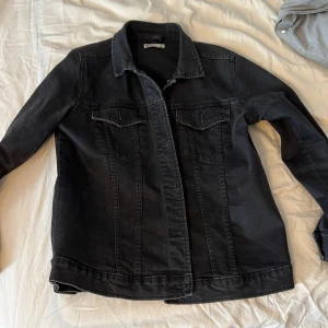 Jeans jacka - Jeans jacka från gina tricot dam storlek L. Skicket är 10/10