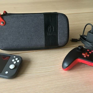 Nintendo Switch Lite med 3 spel & tillbehör - Säljer mitt begagnade Nintendo lite i färgen grå tillsammans med: 3 spel, Trådlös kontroll som kan kopplas med bluetooth, Resefodral, Laddare. Original kartong finns till både nintendot men även alla spelen. Konsolen har använts väldigt lite och är i mycket fint skick. Pris kan diskuteras vid en snabb affär. Finns att hämta i Göteborg eller skickas mot en fraktkostnad