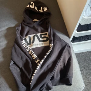 Svart NASA hoodie med tryck - Cool svart hoodie från NASA, strl 158-164