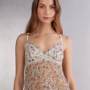 Blommig spetslinnetopp med tunna band - Jättefin topp från intimissimi som inte kommer till användning, använd två gånger. Nypris 419kr tryck på köp nu