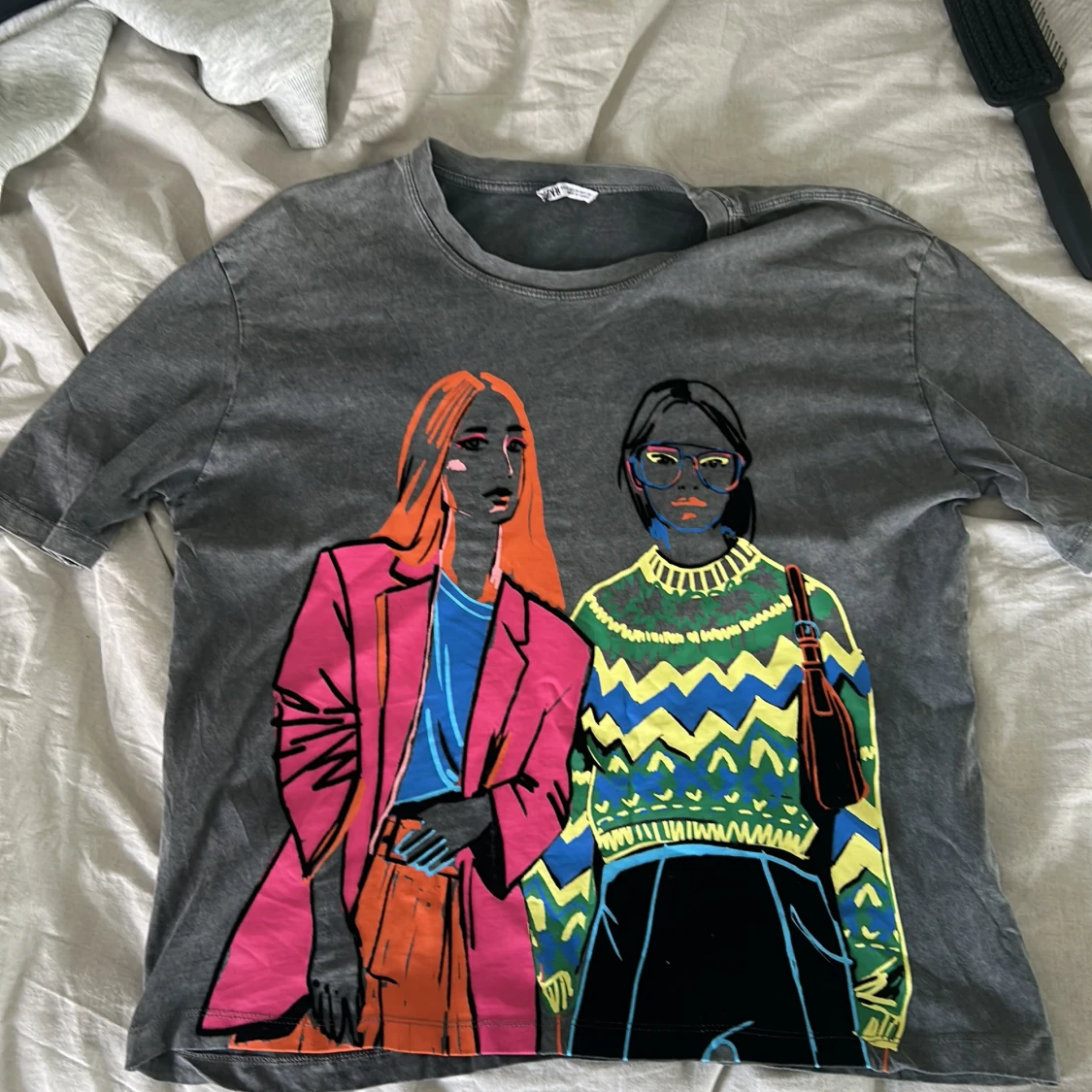 Grå t-shirt med färggrafiskt tryck Zara - 2