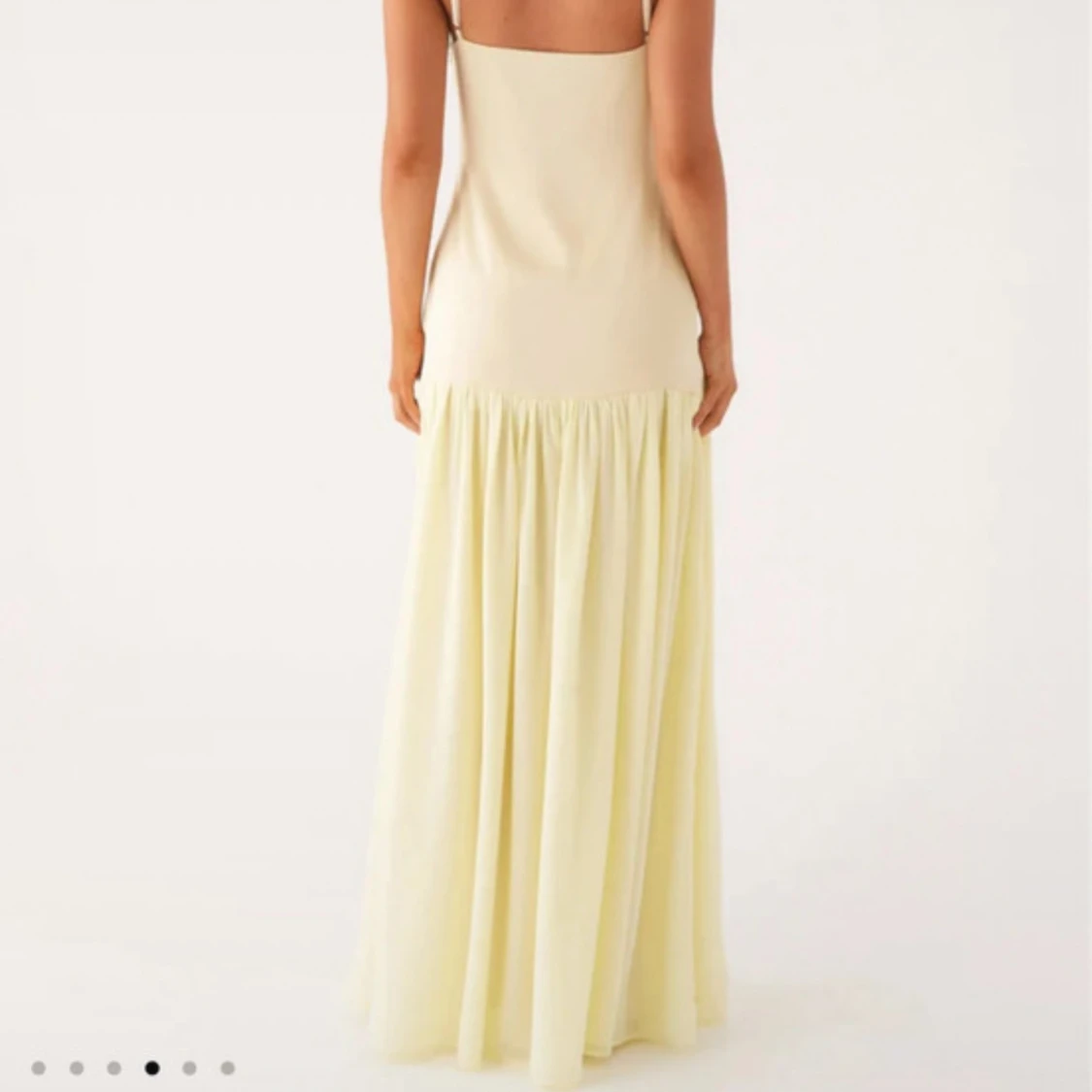 Ljusgul långklänning med smala axelband - 1