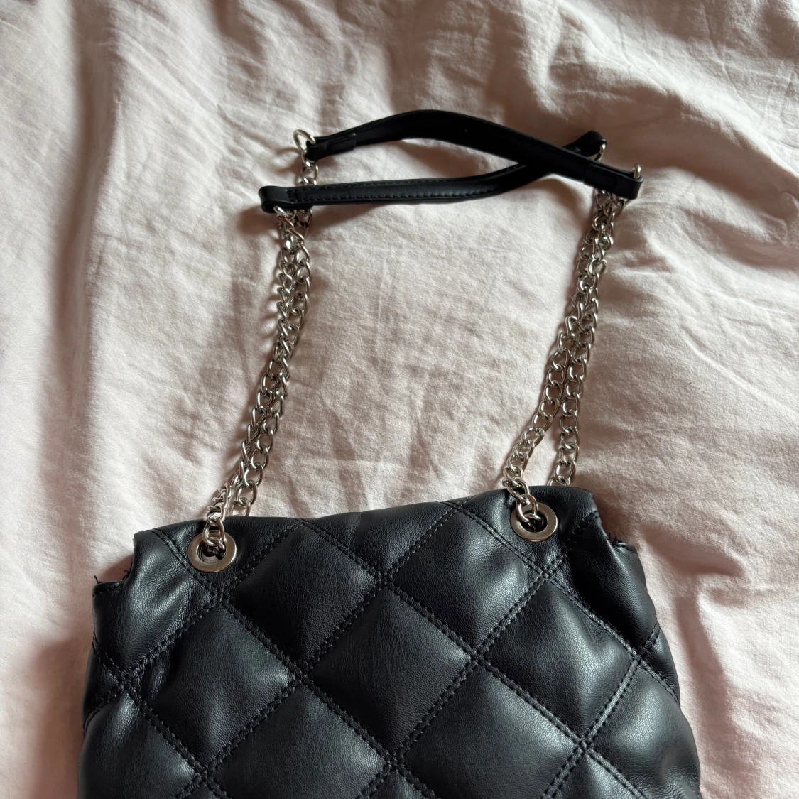 Svart quiltad axelväska med kedja - 1