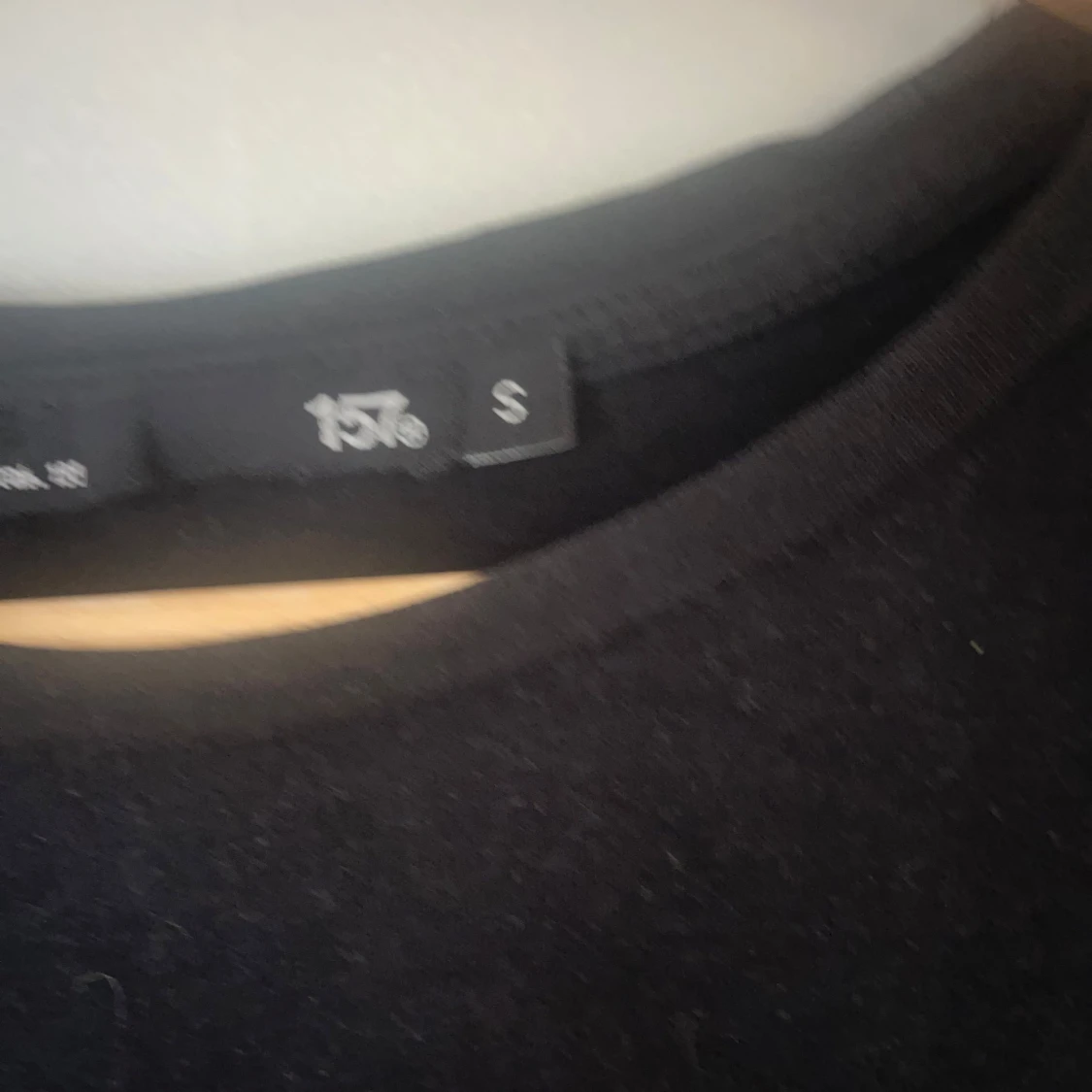 Svart topp med puffärm från 157 - 1