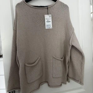 Stickad tröja - Populär fin tröja från Zara! Jättemysig och aldrig använd.🤎