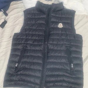 Moncler väst - Här har vi en skön moncler bäst gjord av mig helt ny och fräsch dene skön för sommar och slutet av sommar hoppas ni vill köpa tveka inte på att ge årisförslag folket!!!!