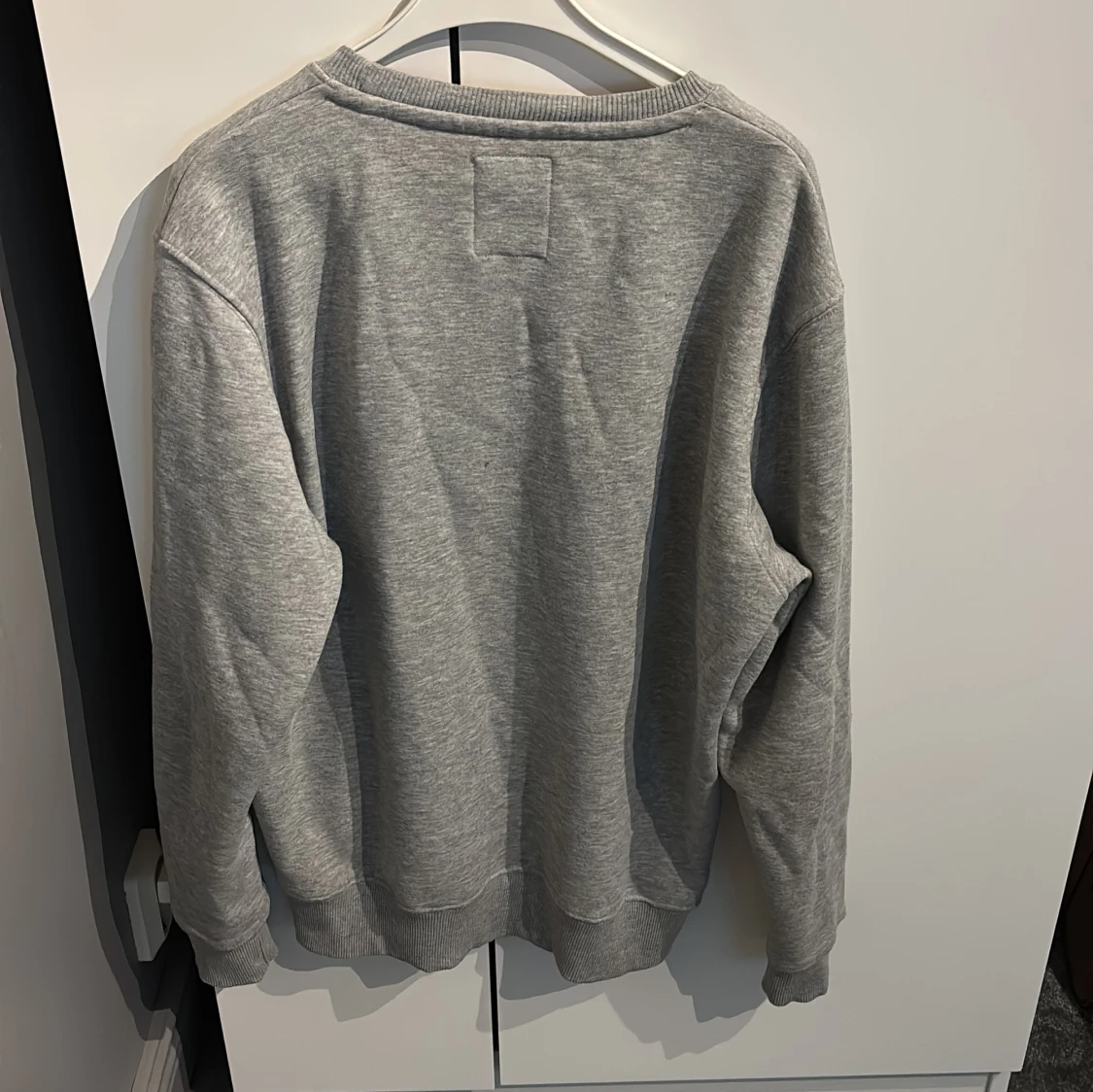 Grå sweatshirt från Alpha Industries - 3