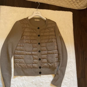 Moncler quiltad cardigan  - Säljer denna populära cardiganen från Moncler. Använde men i bra skick! Självklart äkta och original galge medföljer. Storlek L men passar även mindre 
