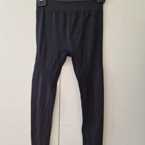 Träningsbyxor för barn - Träningsbyxor för barn storlek 146/152. Stretchigt material. 