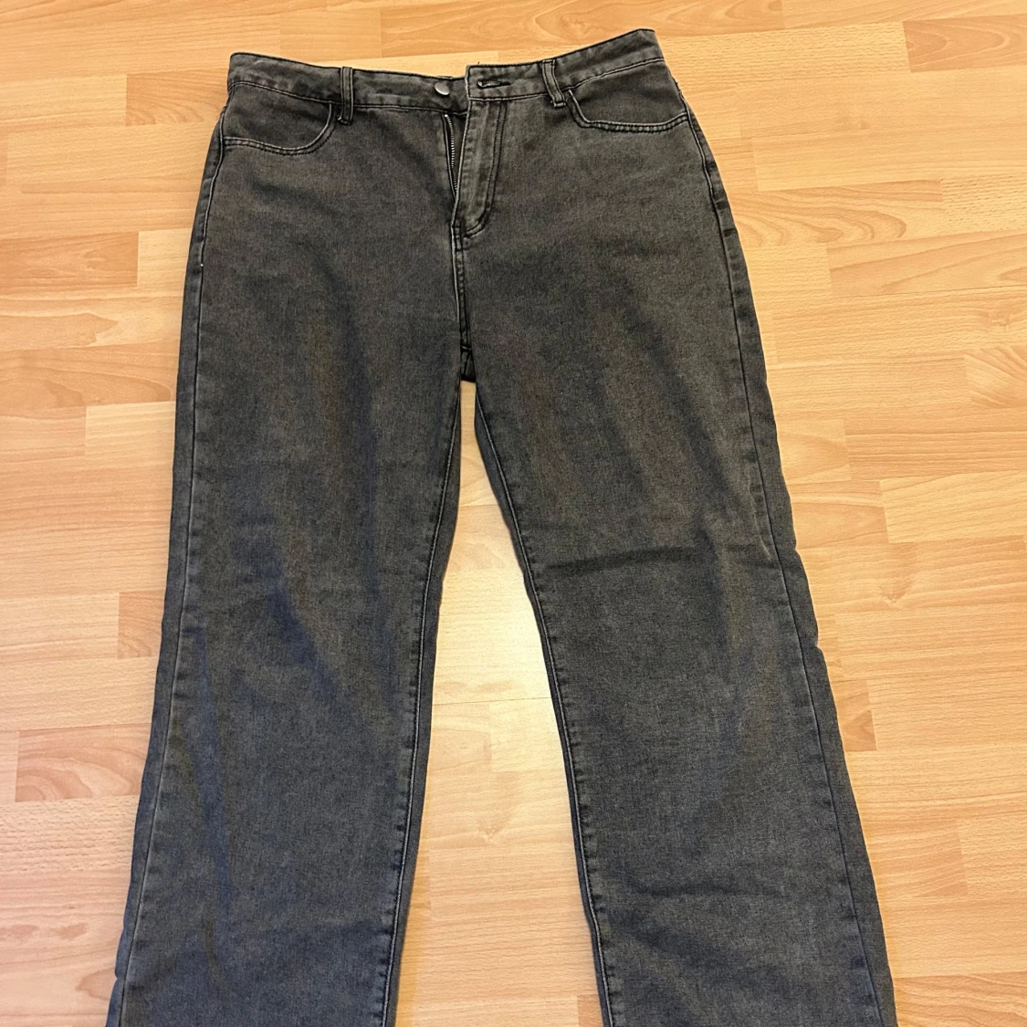 Mörkgrå raka jeans med dragkedja