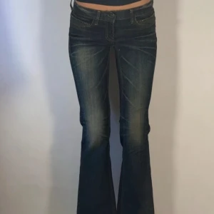Lågmidjade bootcut jeans - Jätte coola mörkblå bootcut jeans med låg midja! Står 27 innuti men tycker dem passar XS! Säljer då dem inte kommer till användning längre💕 