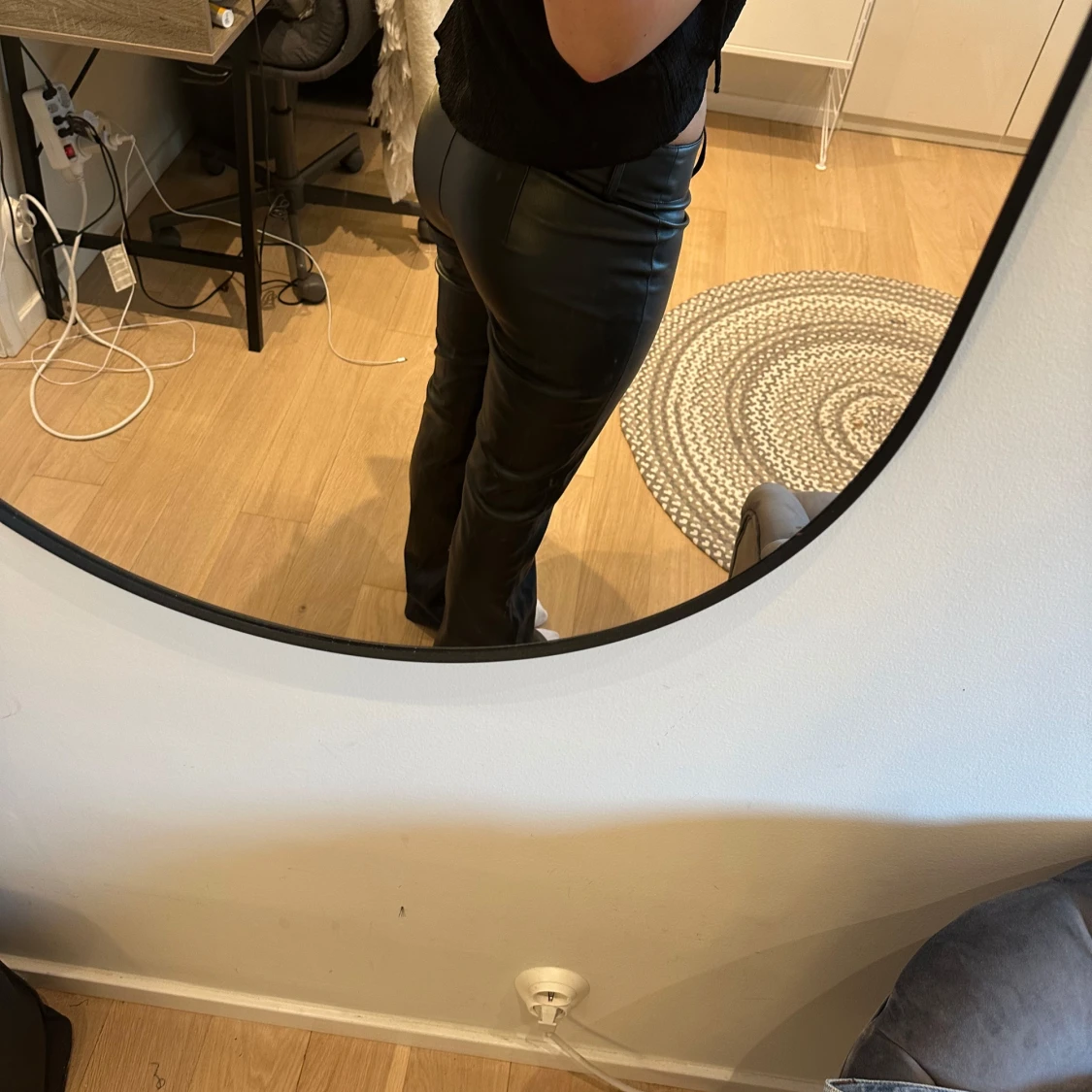 Svarta bootcut byxor i skinnimitation - 1