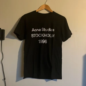 Acne studios t shirt - Riktigt fet och eftertraktad acne studios t shirt i mycket bra skick! Är lite osäker på äktheten så därför är priset just nu på 699kr! nypris runt 3000kr. Storlek S. Tveka inte med att ställa frågor!