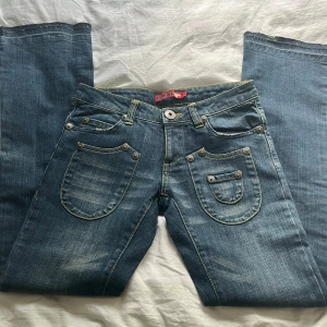 Blend she jeans!!! - Jätte snygga unika blend she jeans!! Gylfen är  lite trasigt men satt en säkerhetsnål där så syns knappt!! 👩‍🎤🩵
