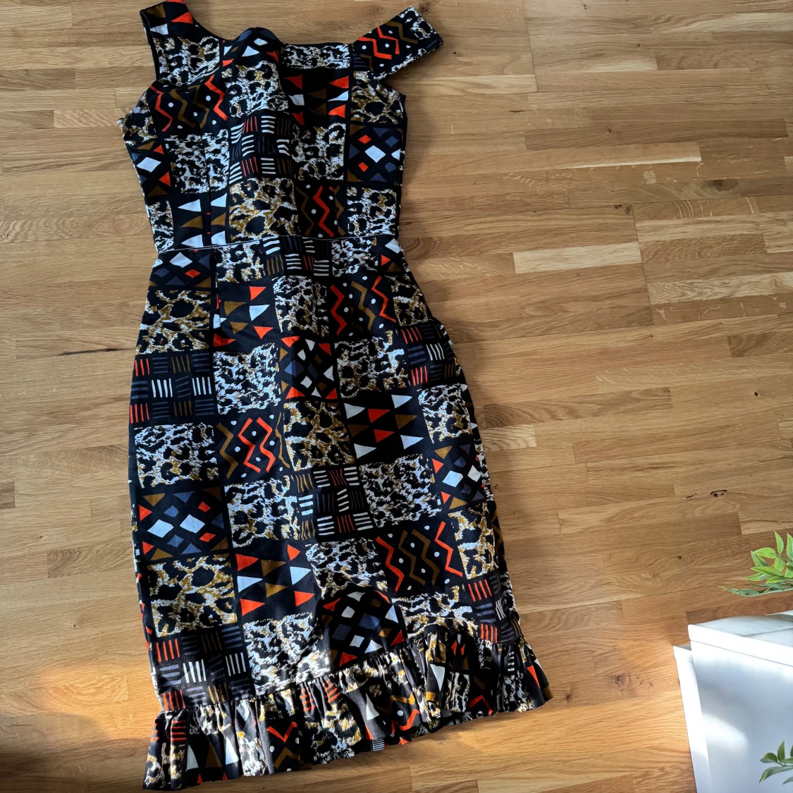 Mönstrad långklänning med volang - 1