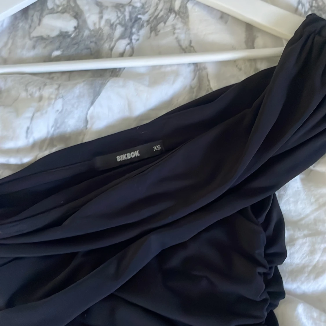 Svart oneshoulder klänning Bik Bok XS - 1