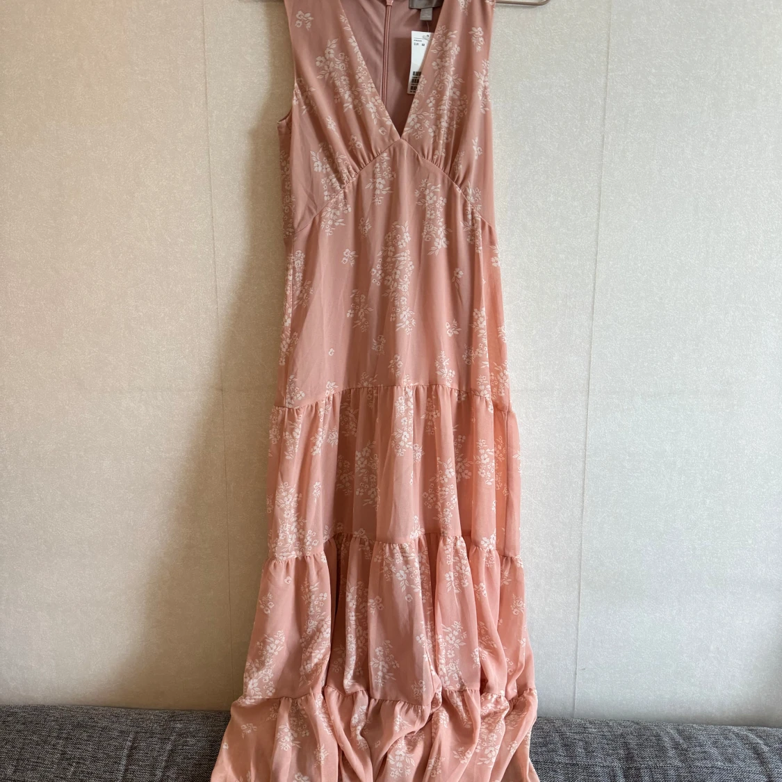 Ljusrosa långklänning med blommigt mönster