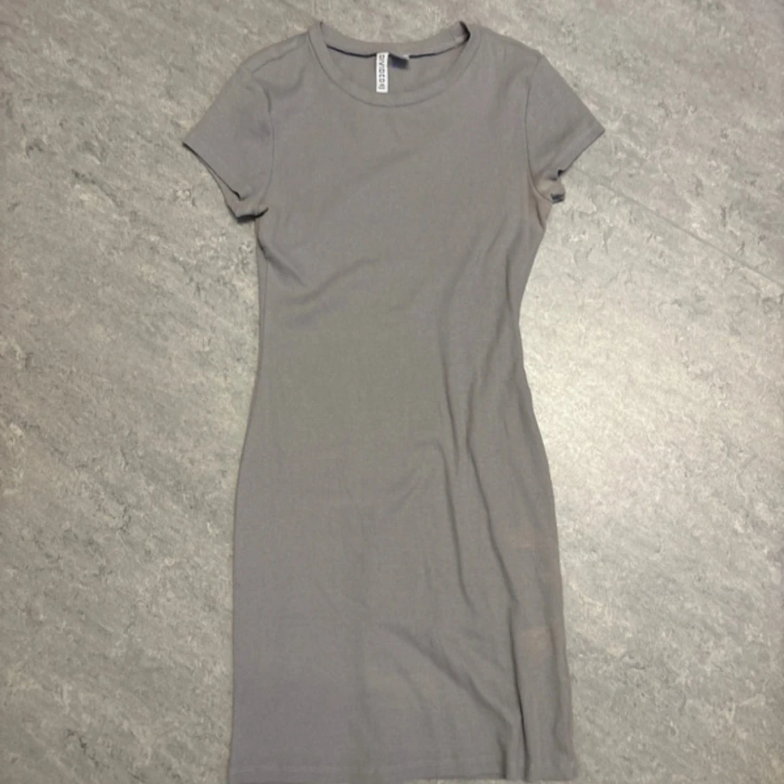 Grå ribbad kortklänning H&M Divided