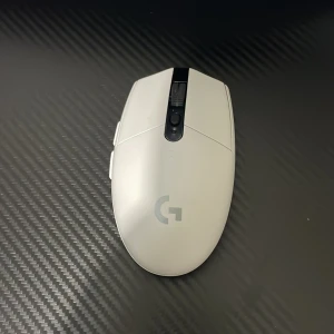  Logitech mus  - Logitech G305 är en trådlös gamingmus med LIGHTSPEED-teknologi för extremt låg latens. Den har HERO-sensor med upp till 12 000 DPI för hög precision, väger endast 99 gram och har upp till 250 timmars batteritid på ett AA-batteri. Perfekt för både snabba FPS-spel och långa gamingpass. köptes hos logitech hemsidan för 750 kr den är helt ny köptes för 5-6 månader sen jag har ej tid att spela så vill sälja den pris kan diskuteras!!