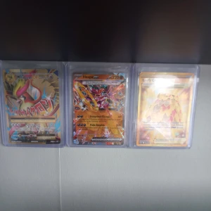Pokémon-kort samling - En färgstark samling Pokémon-kort med flera sällsynta och holografiska motiv, perfekt för dig som älskar samlarobjekt och vill boosta din kortlek. Korten är i plastfickor och inkluderar populära karaktärer som Charizard, Hoopa och Pidgeot EX. Passar både nya och erfarna samlare!
