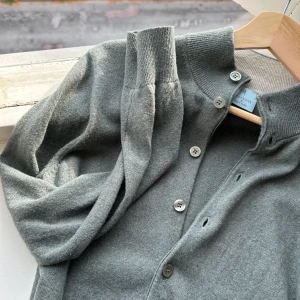 Grön cardigan la Chemise  - Hej, säljer nu min gröna cardigan ifrån la Chemise som är i toppskick, storlek på den är 46 men som motsvarar S/xs, nypris 1300.