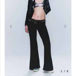 Svarta flare jeans med bootcut - Säljer ett par svarta jeans från weekday i modellen flare low från cheap monday. Uppsydda för att passa mig som är 165 cm, och Innerbenslängden är 75 cm 🤗något slitna längst ner, men ingenting jag tycker att man tänker på!
