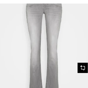 Grå bootcut jeans med fransad kant - Snygga ljusgrå bootcut jeans med fransad och rå kant längst ner på benen för en cool och avslappnad vibe. Jeansen har klassisk femficksdesign och är tillverkade i mjukt denimtyg som sitter skönt. Perfekta för dig som gillar en trendig och laidback stil. Storlek 29/32. Nedsydda. Skriv för fler bilder. Löpe ej direkt❤️
