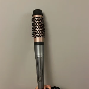 Remington Keratin Protect varmluftsborste - Säljer en Remington Keratin Protect rundborste. Har varit använd ett fåtal gånger men har inga större defekter. Perfekt för lösa lockar eller blowouts. Skriv gärna vid frågor😊💕