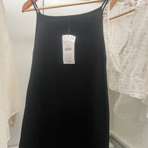 Svart rak klänning  - Säljer denna oanvända raka klänningen som är så fin men kommer ej till användning, nypris är 379kr  