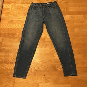 Tiger of Sweden blå jeans - Snygga blå jeans från Tiger of Sweden med klassisk femficksdesign och dragkedja. Jeansen har en rak passform och normal midja, tillverkade i slitstarkt bomullsdenim. Perfekta för dig som gillar stilrena och tidlösa jeans med cool vibe.