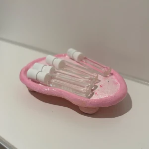 Handgjort keramikfat på fötter - Litet handgjort keramikfat i rosa med stänkdetaljer. Står på små fötter och passar perfekt till smycken, parfymprover eller småsaker.💕✨