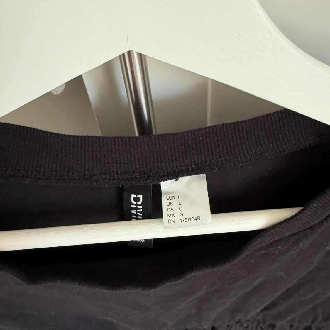 Svart smockad topp från Divided - 1