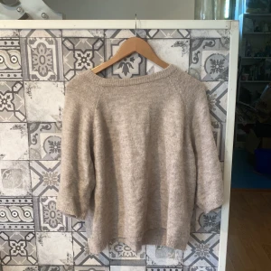 Beige och grå stickad tröja 157 - Två stickade tröjor från 157 i storlek S, en i beige och en i grå. Båda är i mycket bra skick och använda 1-3 gånger köp båda för 200kr eller 100kr styck pris går att diskutera🌸