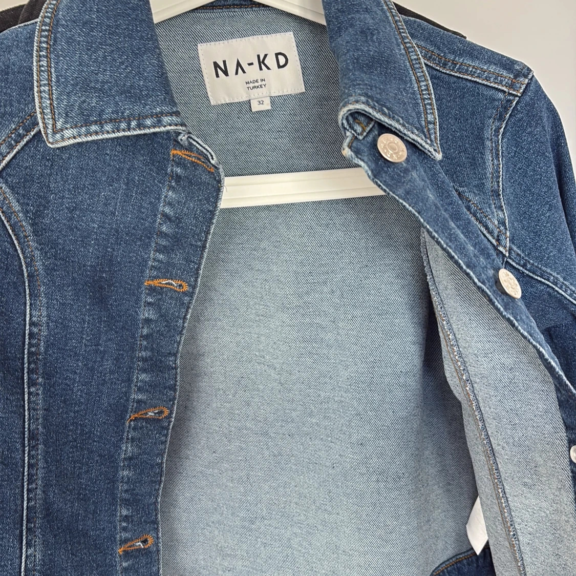 Blå jeansjacka från NA-KD - 2