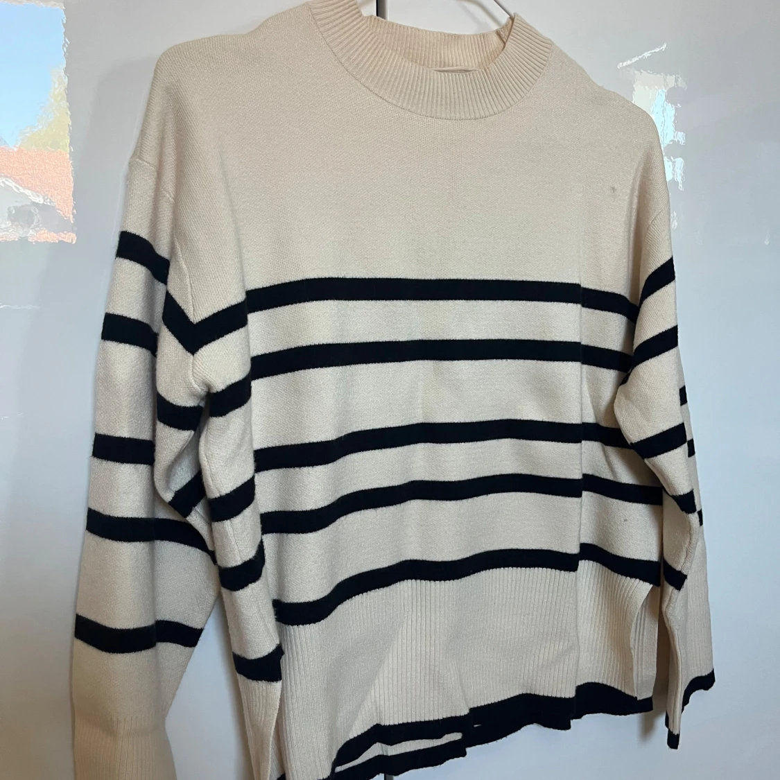 Beige och svart randig stickad tröja